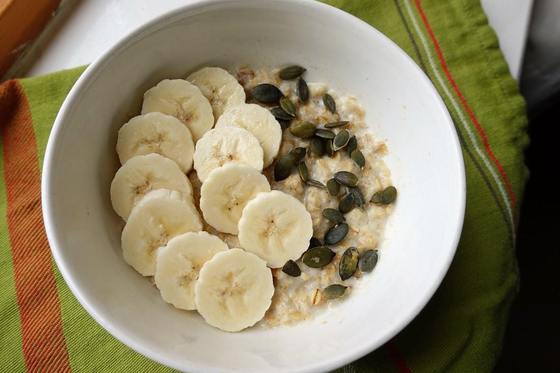 Porridge with banana and pumpkin seeds - no added sugars